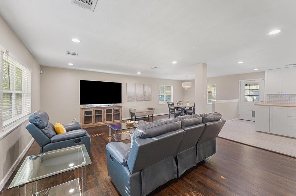 8501 Bob White Dr, Houston TX  77035-3928 exterior