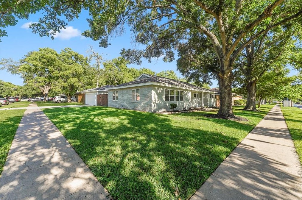 8501 Bob White Dr, Houston TX  77074-7405 exterior