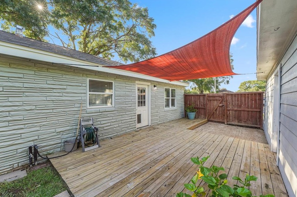8501 Bob White Dr, Houston TX  77035-3928 exterior
