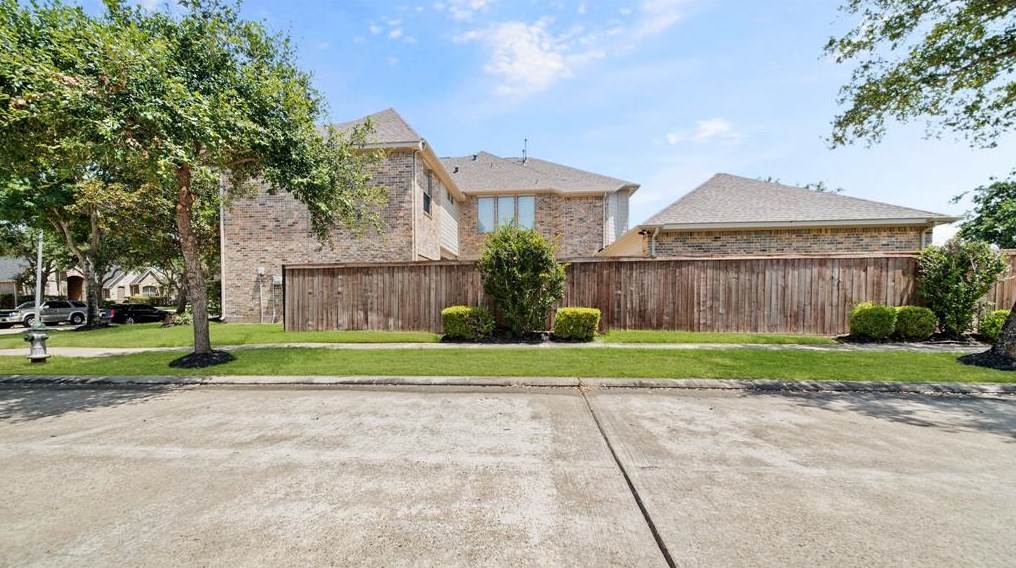 6919 Mistyleaf Ln, Sugar Land TX  77479-4807 exterior