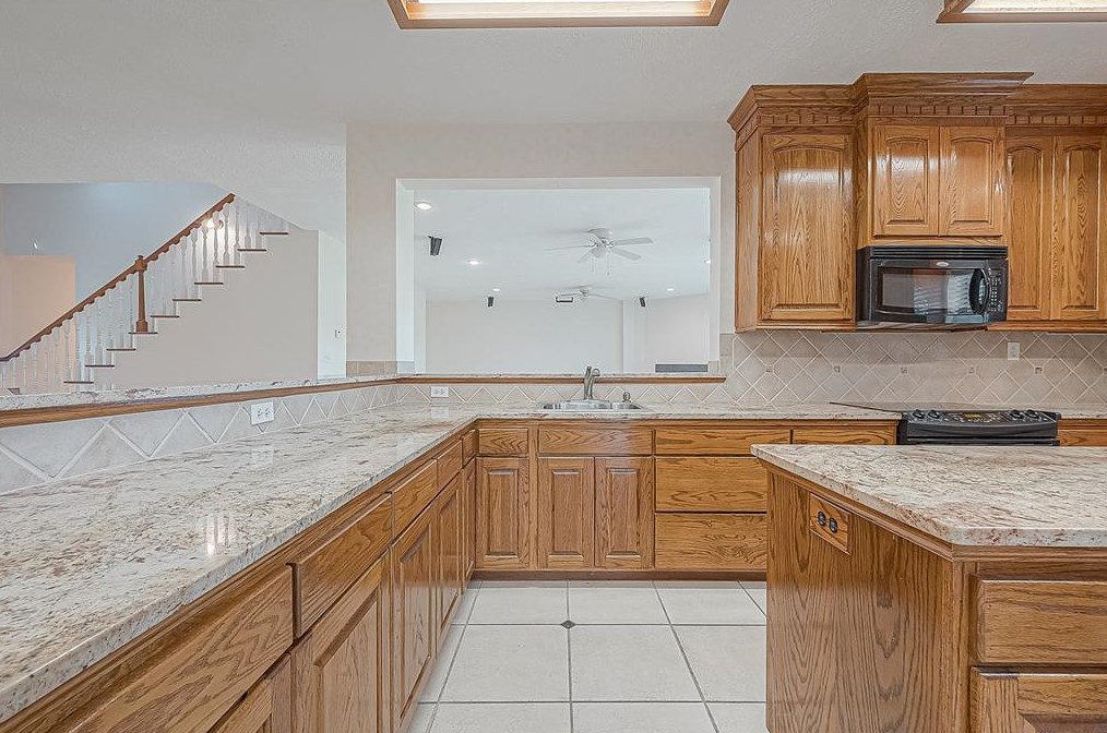 6303 Sprigg, Fulshear TX 77441-6305 exterior