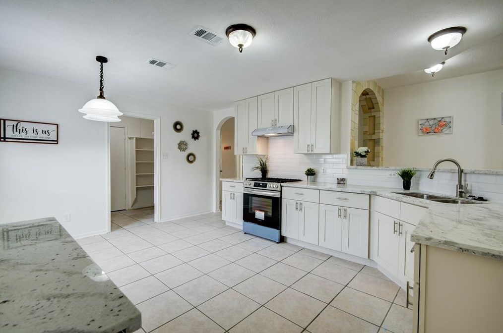 16110 Darwood Ct, Houston TX  77083-5064 exterior