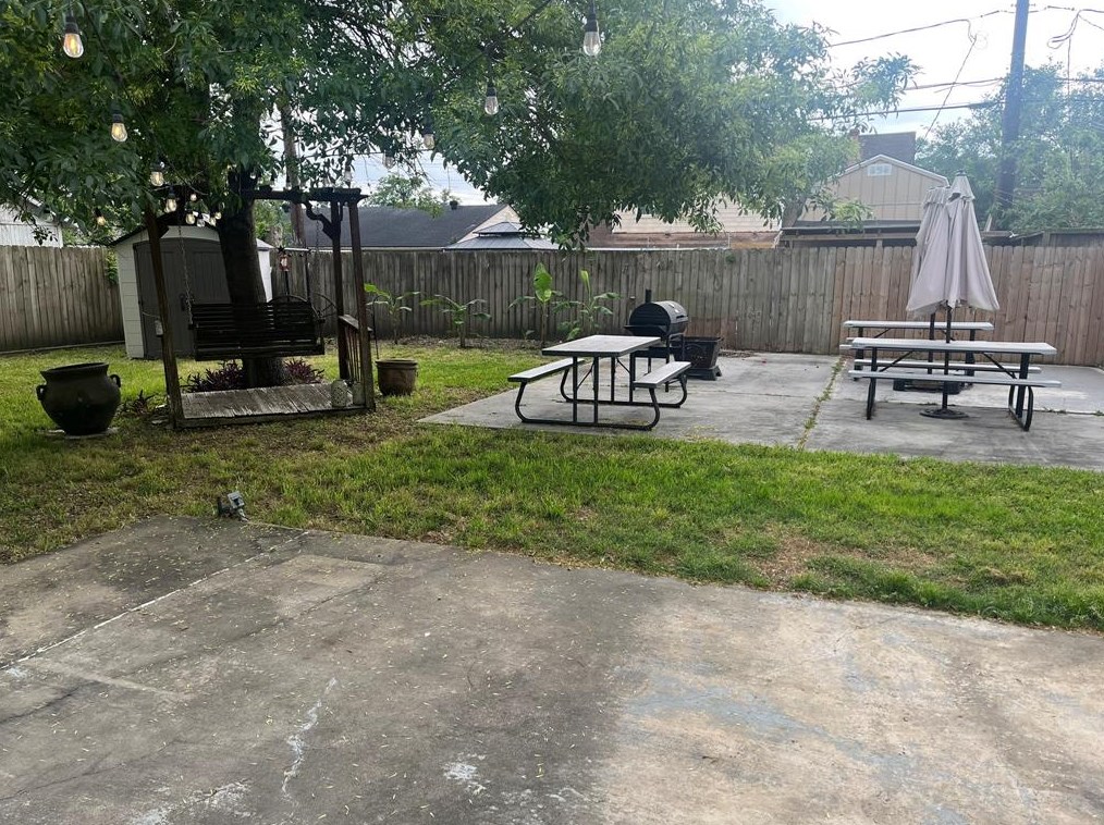 530 Rainy Mdw Ln, Houston TX  77013-5403 exterior