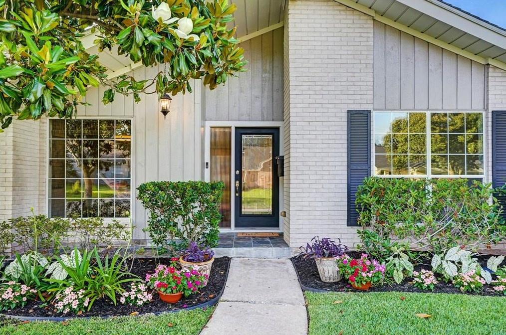 10730 Lynbrook Dr, Houston TX  77042-1416 exterior