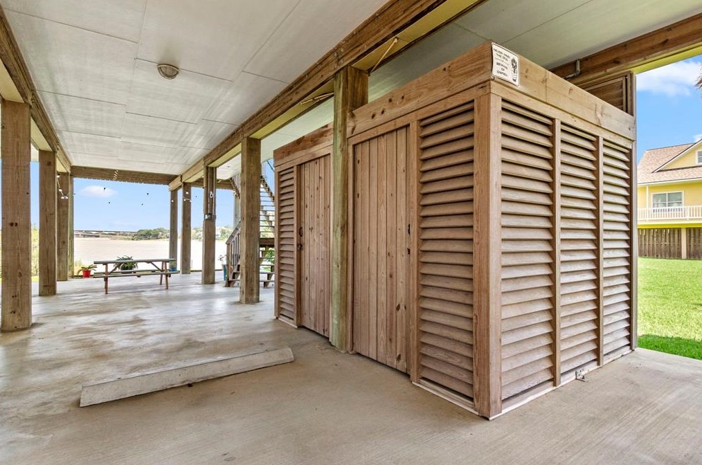 715 Todville Rd, Taylor Lake Village TX  77586-3910 exterior