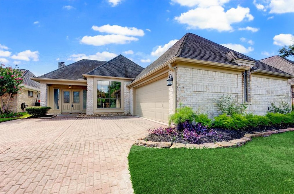 5611 Glen Pines Dr, Houston TX  77069-1835 exterior