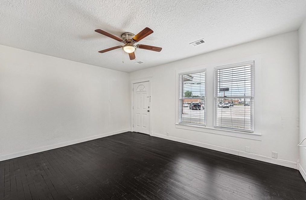 8 Stewart St, Baytown TX  77520-3050 exterior