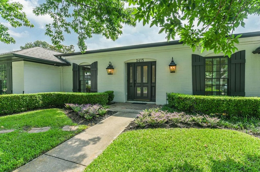 2415 Stoney Brook Dr, Houston TX  77063-3123 exterior