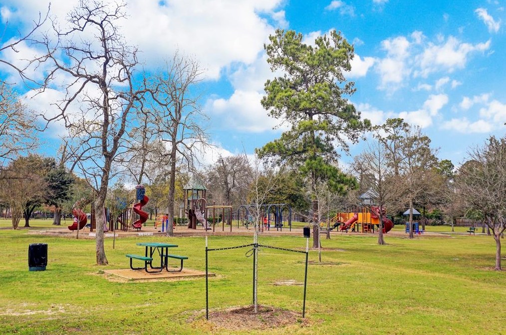 8441 Winningham Ln, Houston TX  77055-6634 exterior