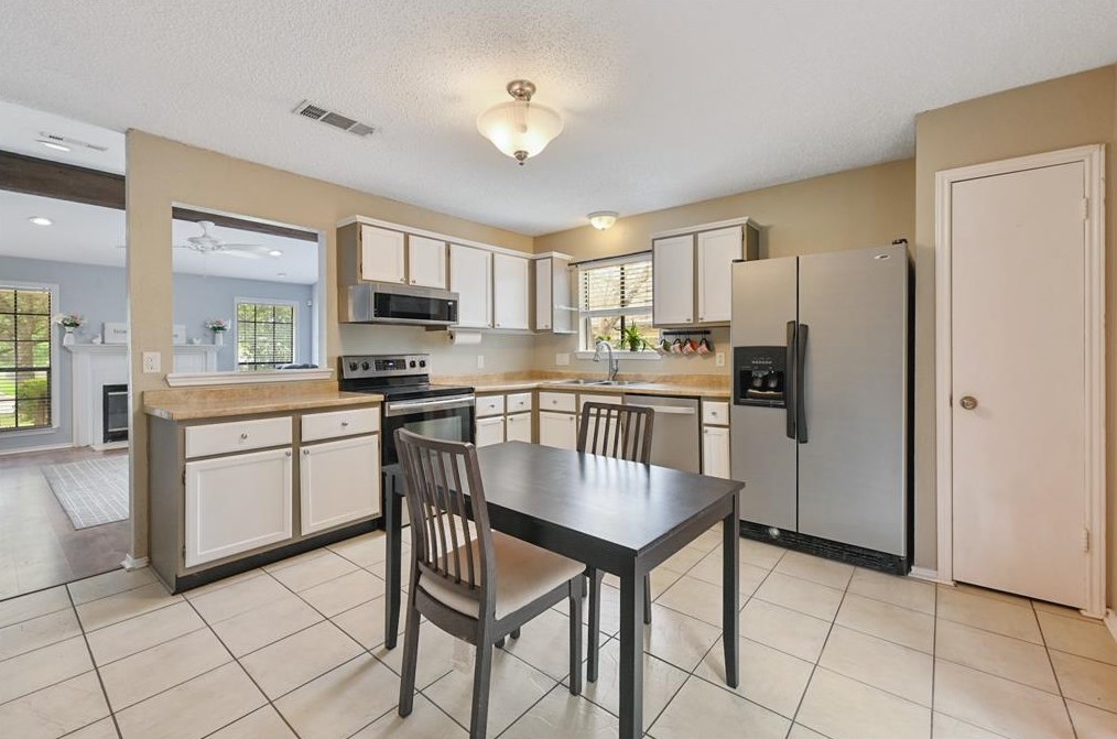 1016 Chinaberry Dr, Bryan TX  77803-5113 exterior