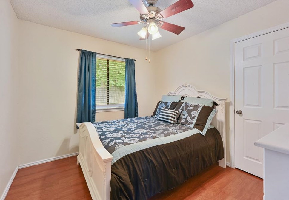 1016 Chinaberry Dr, Bryan TX  77803-5113 exterior