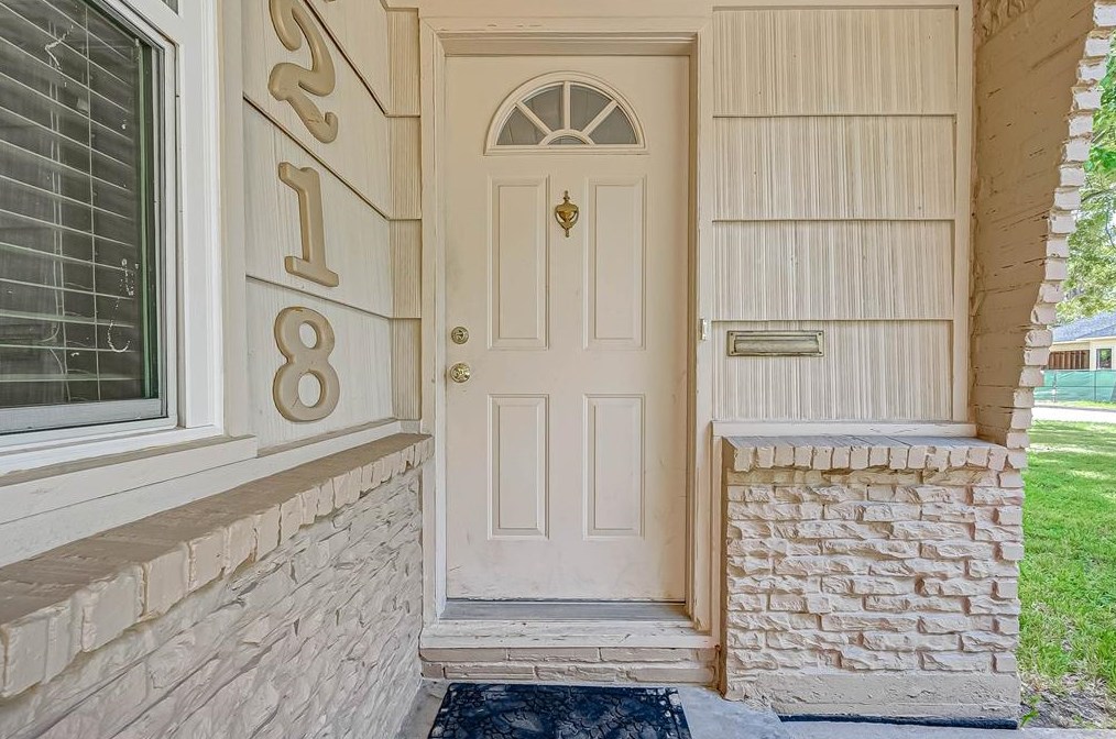 1218 Springrock Ln, Houston TX  77055-6313 exterior