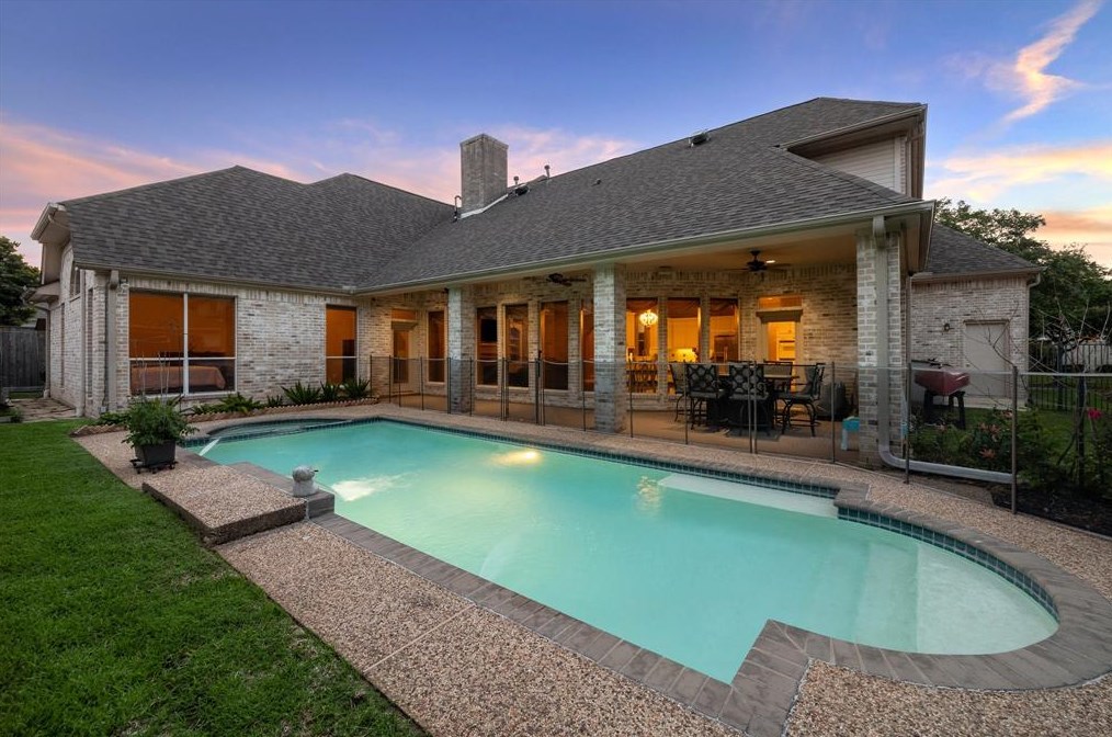 13 Lk Mist Dr, Sugar Land TX 77479-5860 exterior