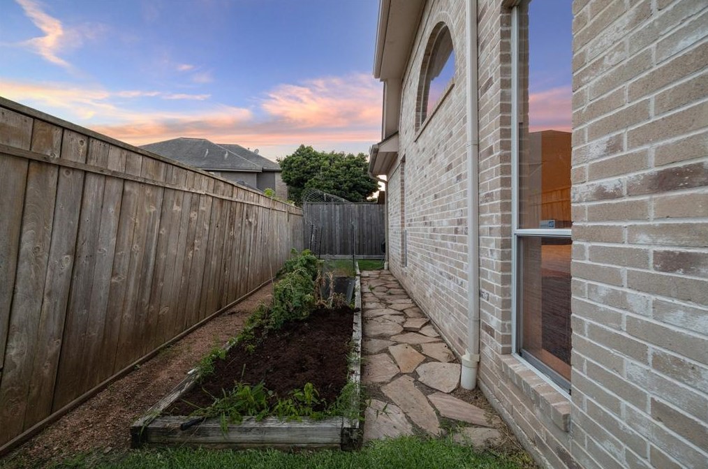 13 Lk Mist Dr, Sugar Land TX 77479-5860 exterior