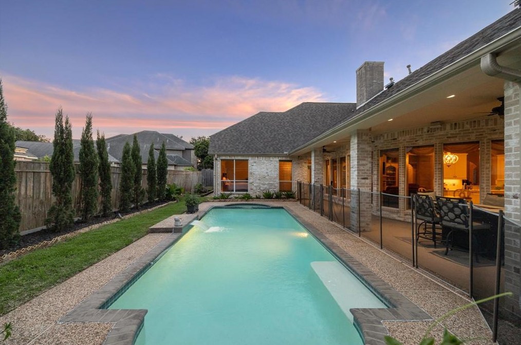 13 Lk Mist Dr, Sugar Land TX 77479-5860 exterior