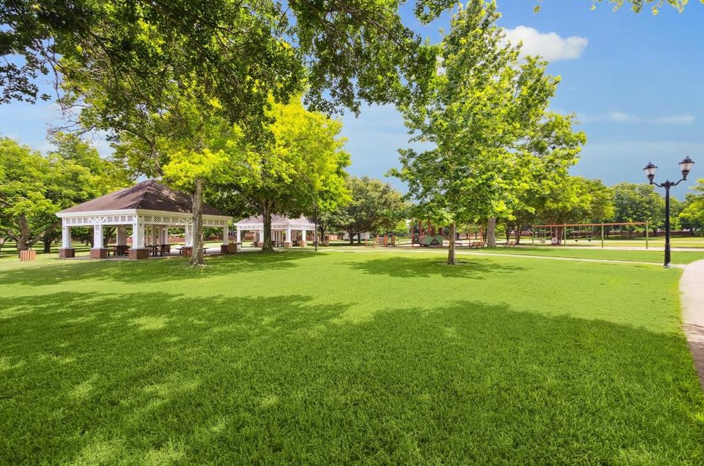 13 Lk Mist Dr, Sugar Land TX 77479-5860 exterior