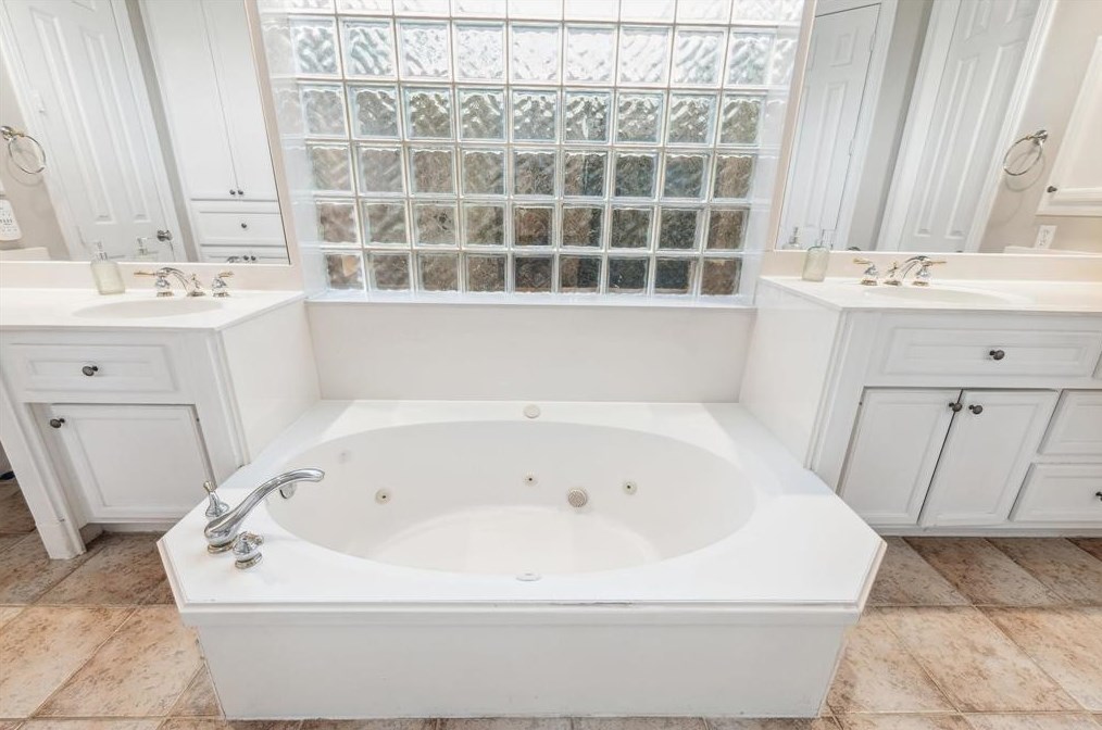 13 Lk Mist Dr, Sugar Land TX 77479-5860 exterior