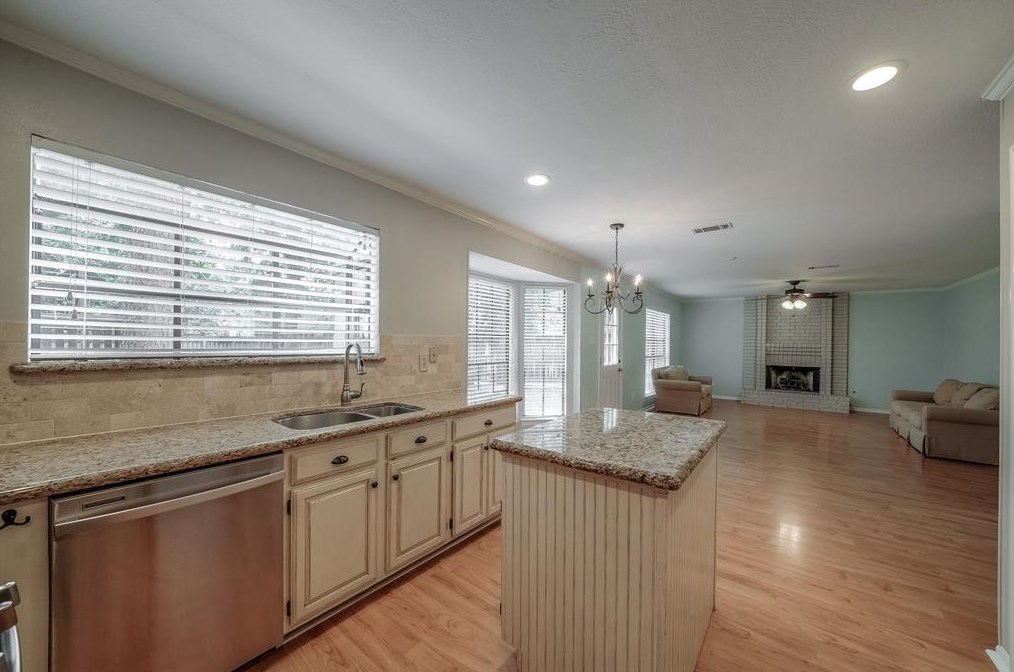 31 Silver Elm Pl, Spring TX  77381-4039 exterior