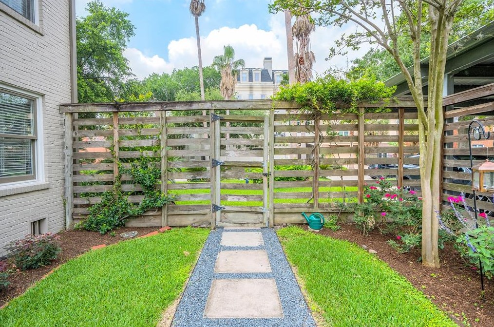 1653 Norfolk, Houston TX  77098-4223 exterior