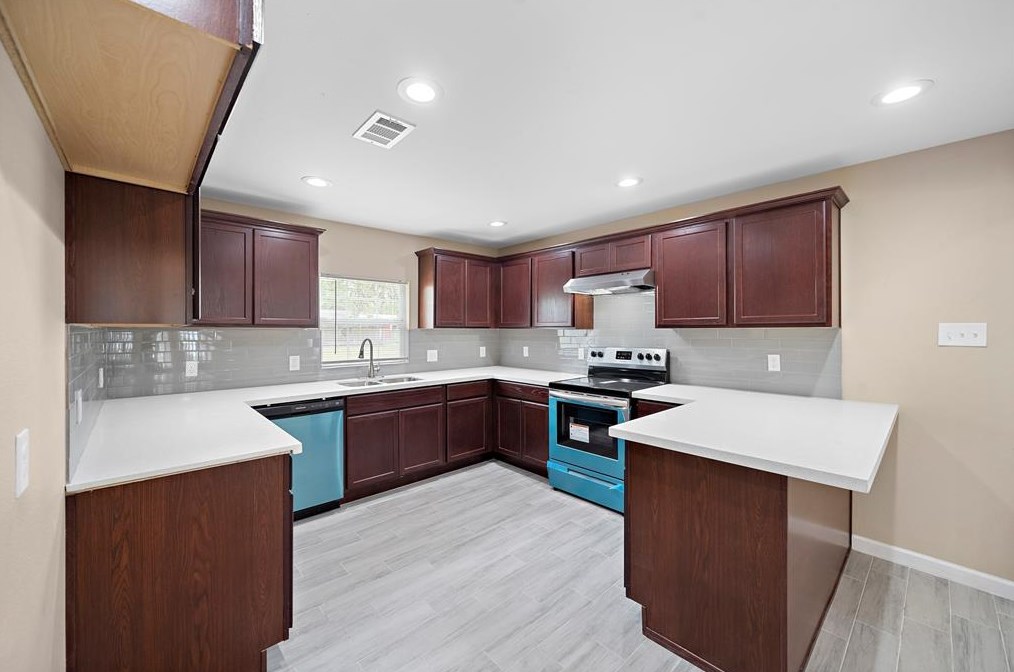 305 Holly Dr, Baytown TX  77520-1317 exterior
