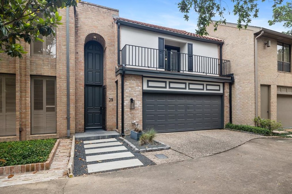 10 Briar Hollow Ln, Houston TX  77027-2817 exterior
