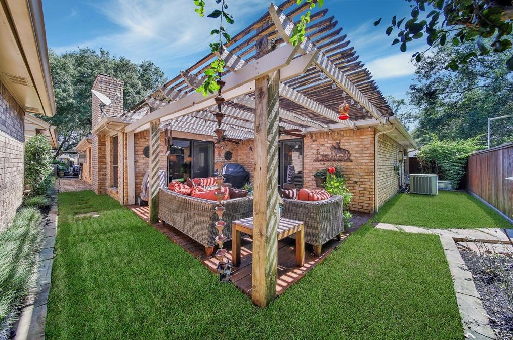 14015 Jupiter Hl Dr, Houston TX  77069-1702 exterior