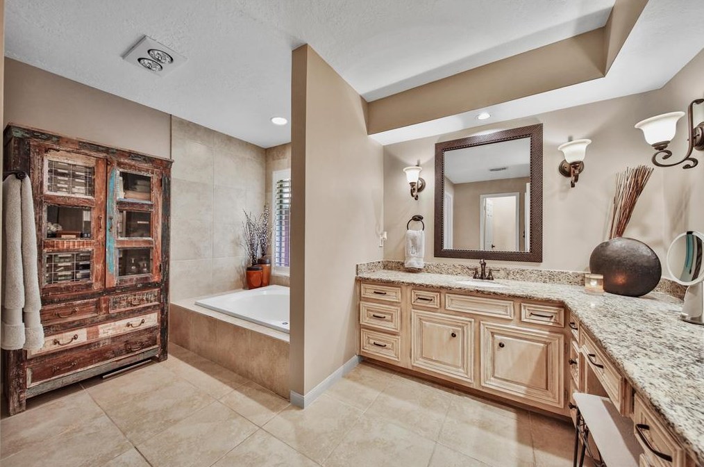 14015 Jupiter Hl Dr, Houston TX  77069-1702 exterior