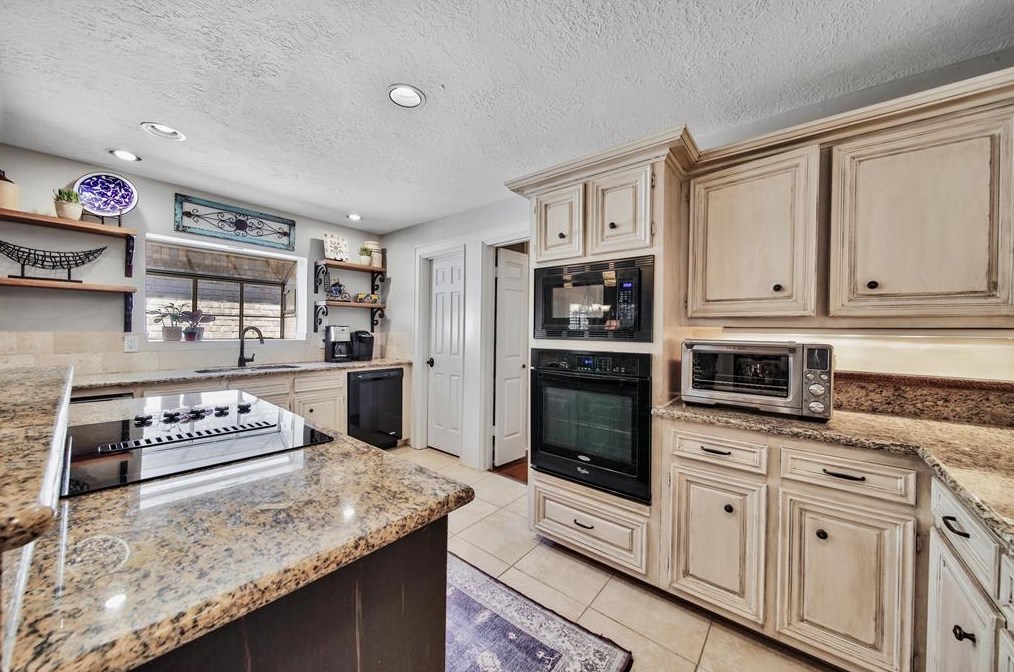 14015 Jupiter Hl Dr, Houston TX  77069-1702 exterior