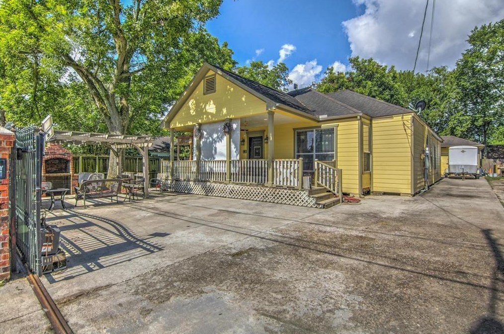 8205 Appleton St, Houston TX  77022-6120 exterior