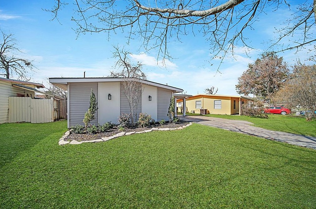 2319 Roy Cir, Houston TX  77007-1307 exterior