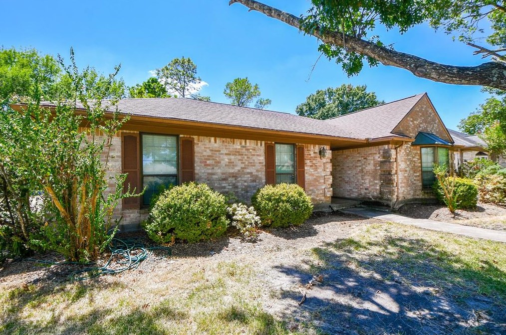 7515 Coachwood Dr, Houston TX  77071-2301 exterior