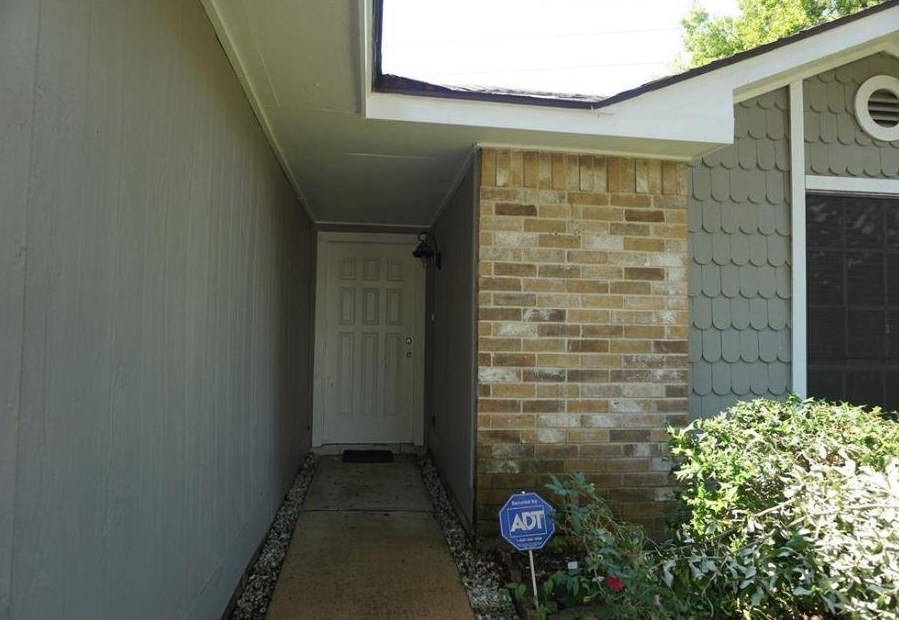 8719 Grand Knolls Dr, Houston TX  77083-5582 exterior