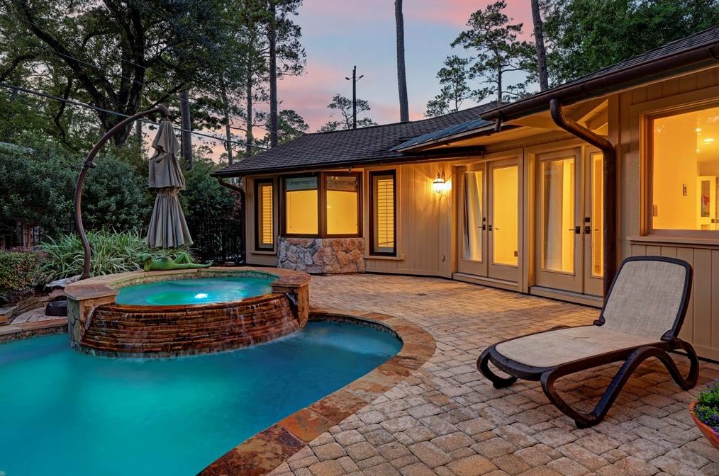 147 Knipp Rd, Houston TX  77024-5023 exterior