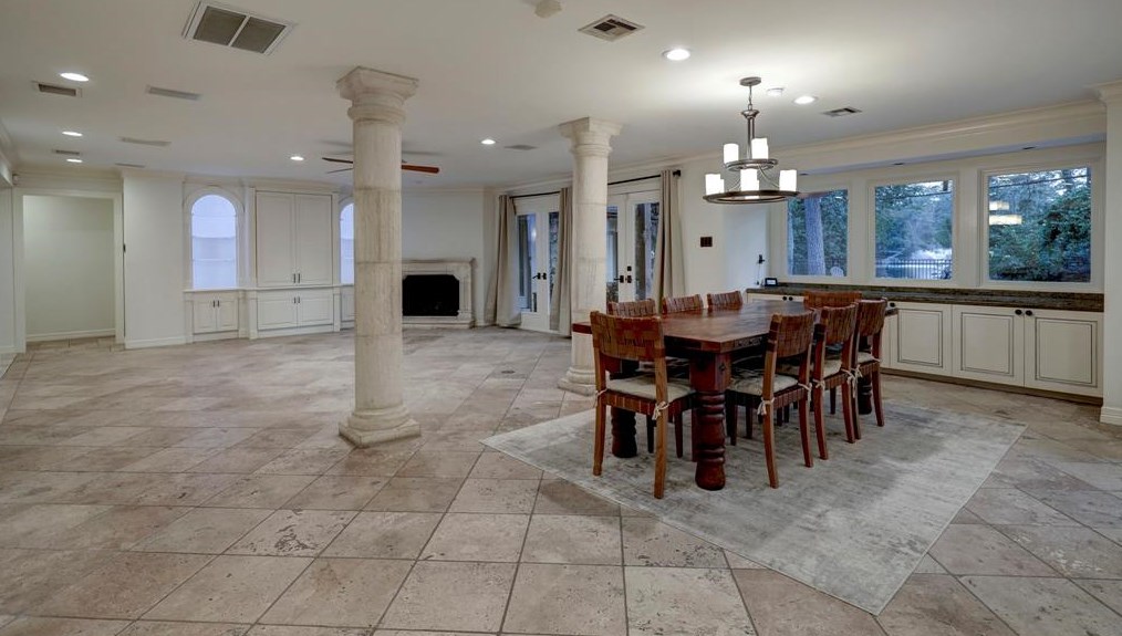 147 Knipp Rd, Houston TX  77024-5023 exterior