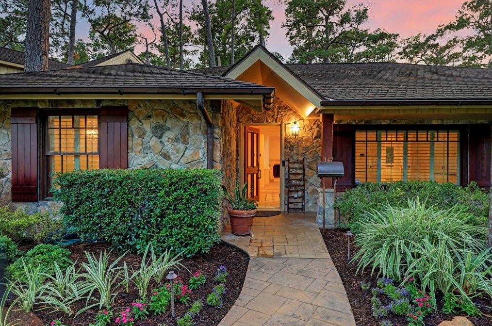 147 Knipp Rd, Houston TX  77024-5023 exterior