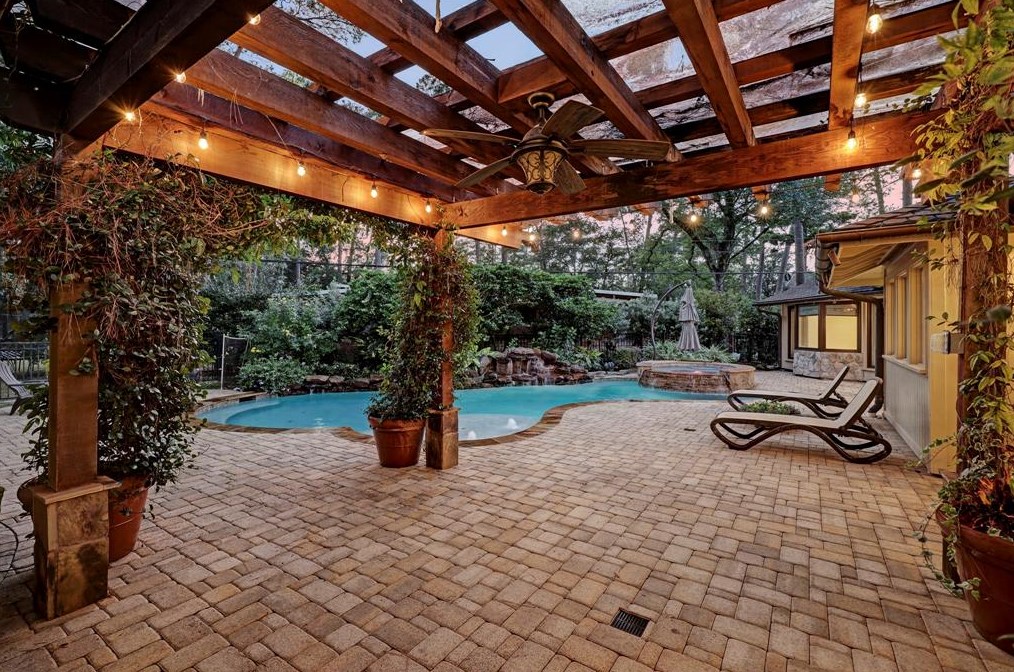 147 Knipp Rd, Houston TX  77024-5023 exterior