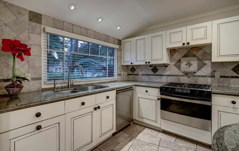 147 Knipp Rd, Houston TX  77024-5023 exterior