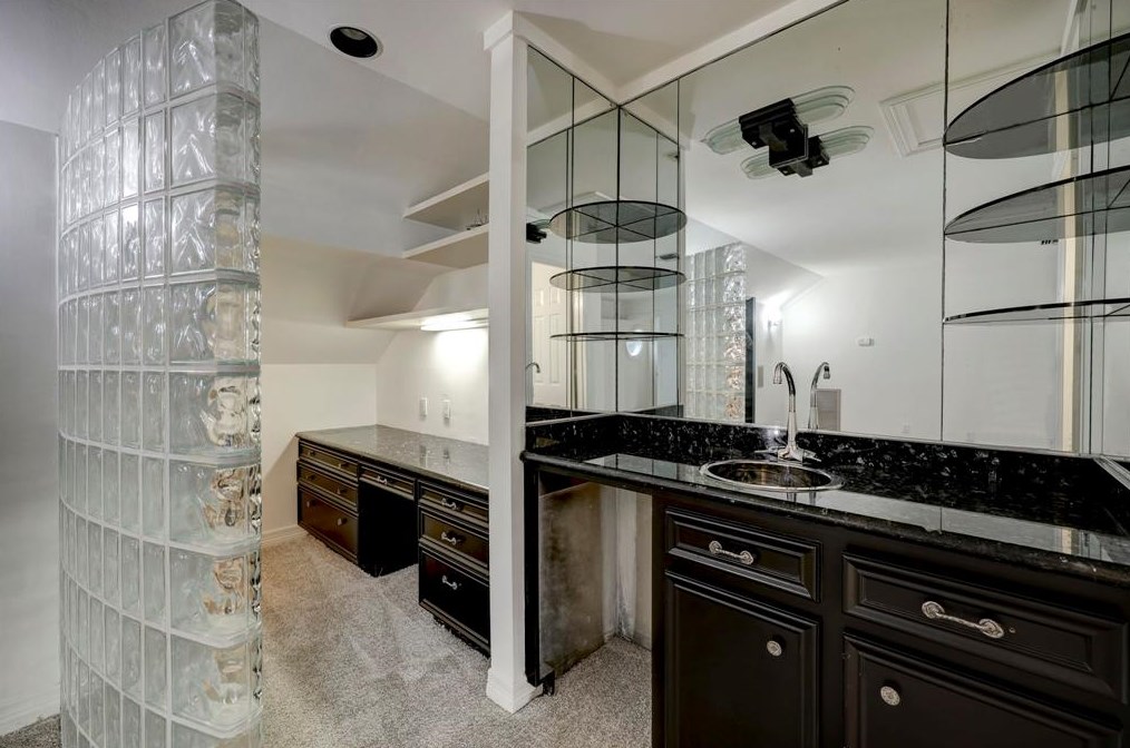 147 Knipp Rd, Houston TX  77024-5023 exterior