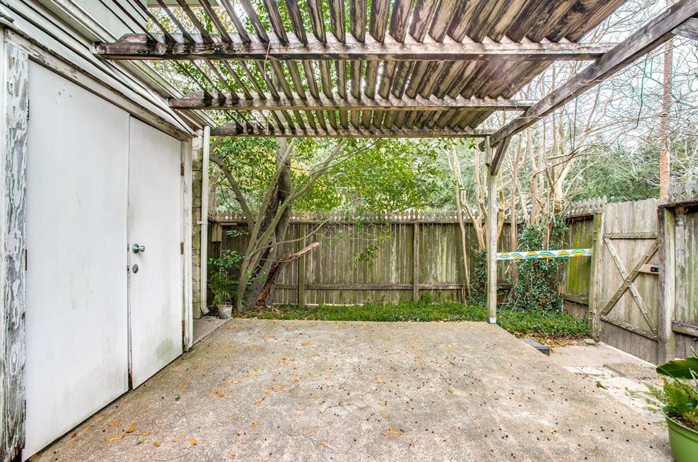 1750 Wroxton Ct, Houston TX  77005-1717 exterior