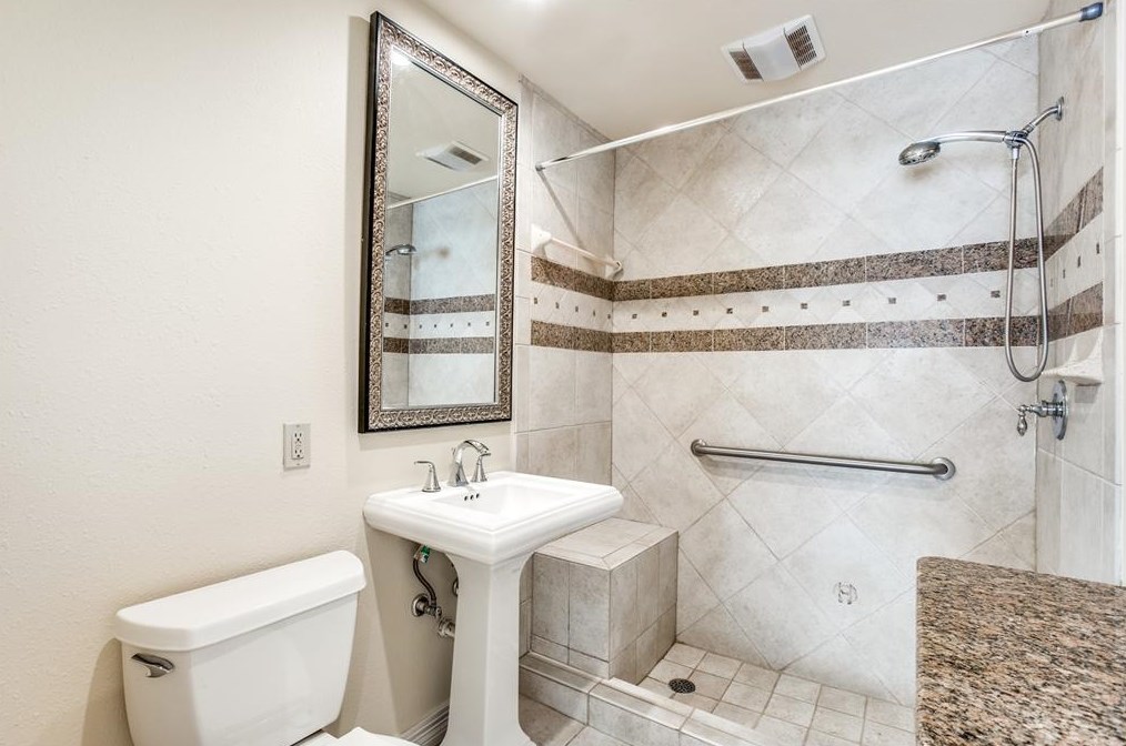 1750 Wroxton Ct, Houston TX  77005-1717 exterior