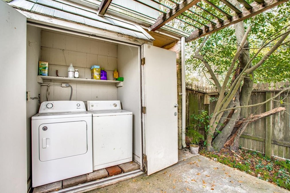 1750 Wroxton Ct, Houston TX  77005-1717 exterior