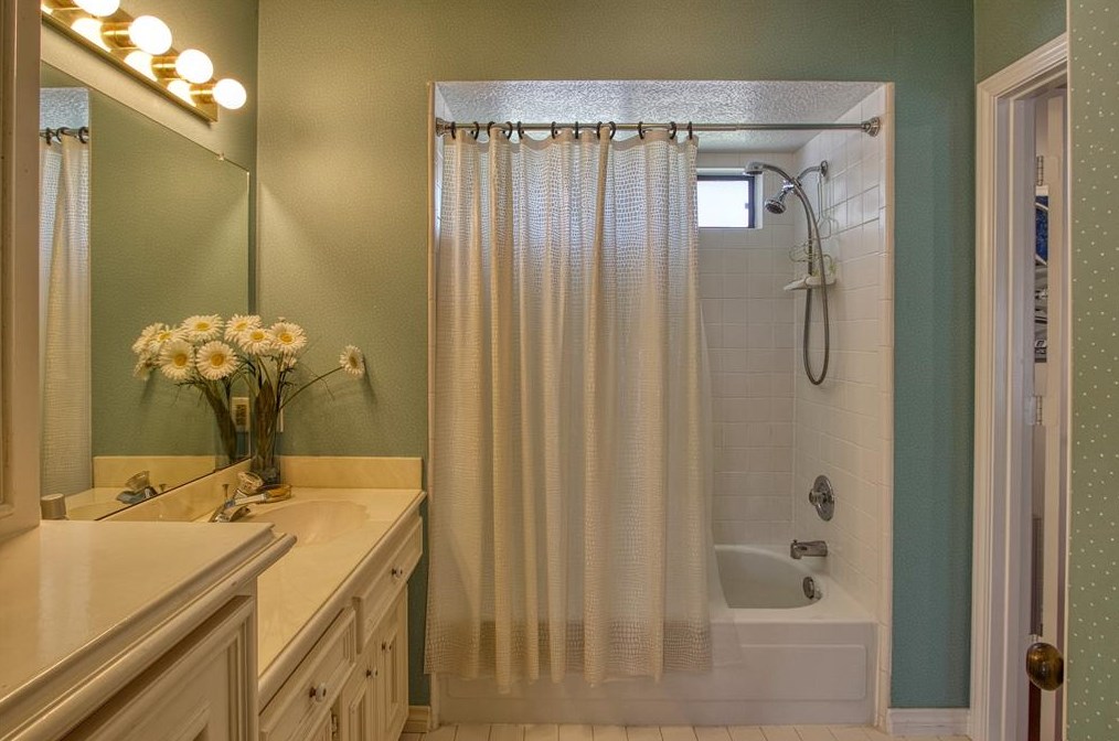 17502 Sandy Clf Dr, Houston TX  77090-2061 exterior