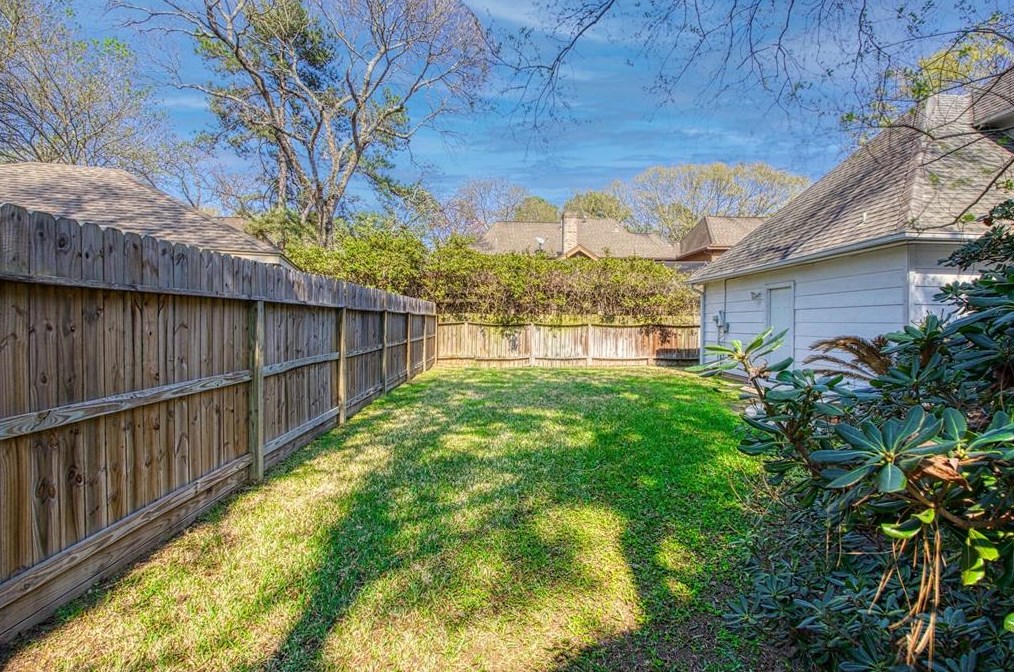 17502 Sandy Clf Dr, Houston TX  77090-2061 exterior