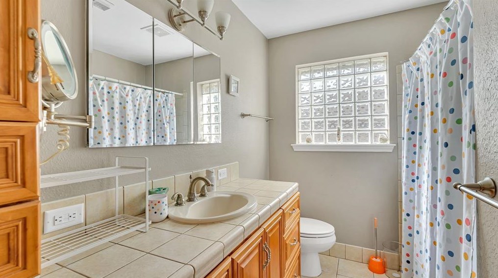 435 Castlebar Ct, Houston TX  77015-3051 exterior