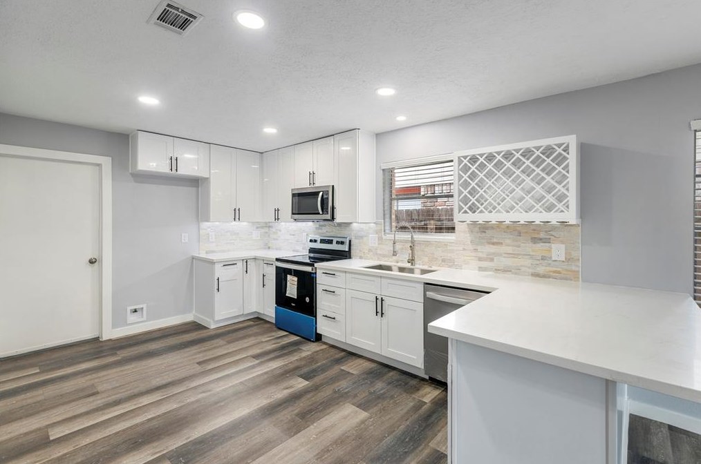 2051 Delphi Ln, Houston TX  77067-2105 exterior