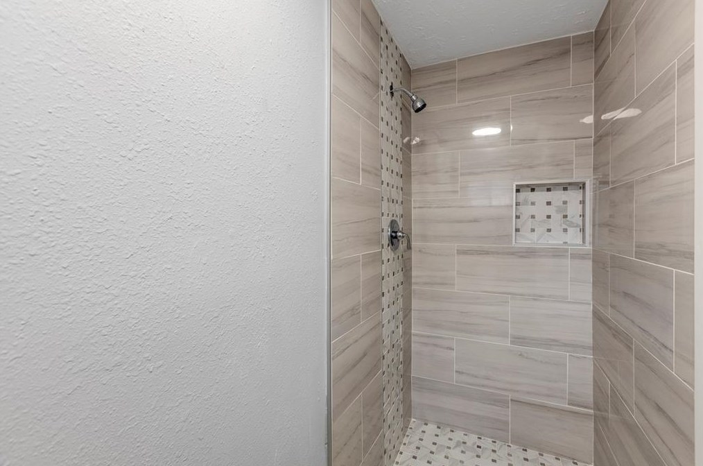 2051 Delphi Ln, Houston TX  77067-2105 exterior