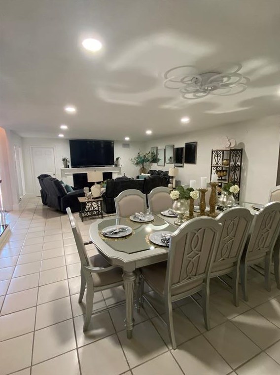 7634 Antoine Dr, Houston TX  77066-4444 exterior