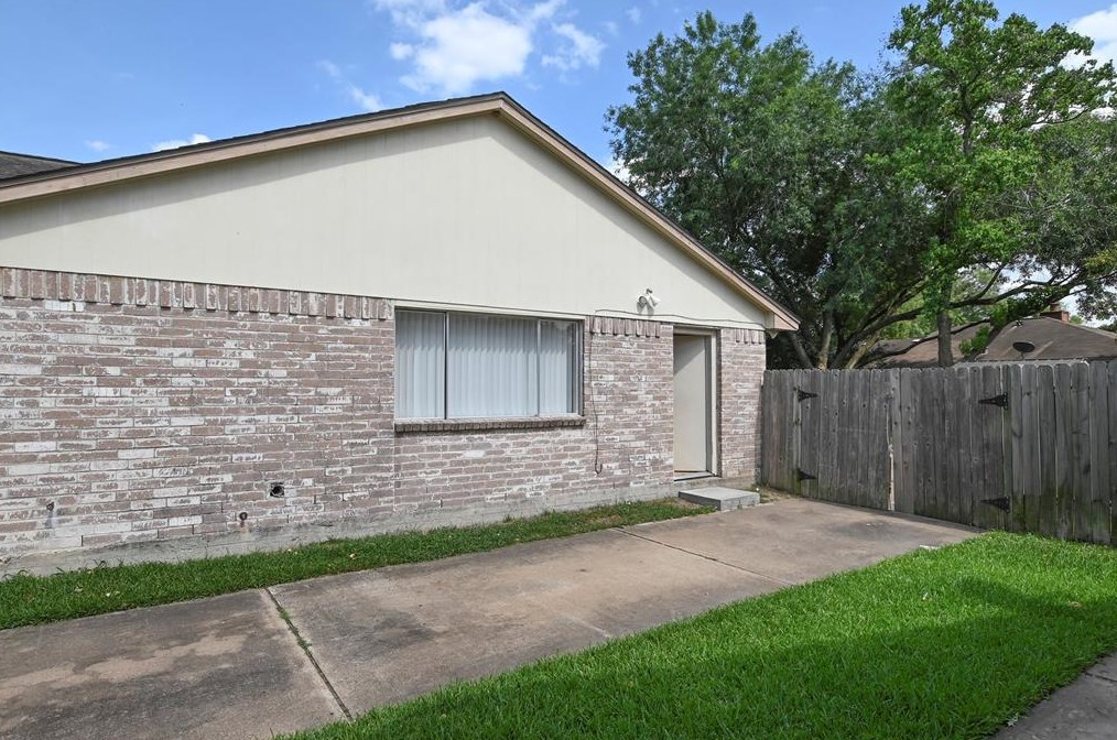 19223 Hollowlog Dr, Katy TX  77449-3917 exterior