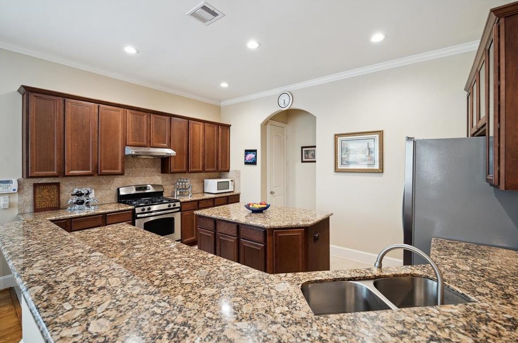 801 Pizer St, Houston TX  77009-5252 exterior
