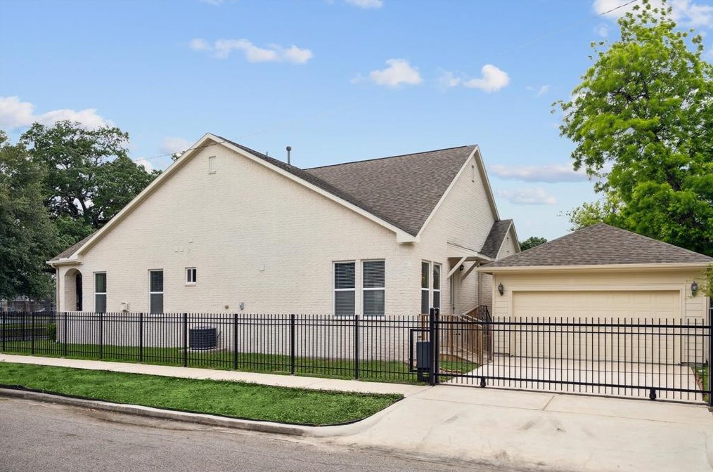 801 Pizer St, Houston TX  77009-5252 exterior
